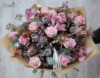 rózsaszín-bronz színű kerek csokor rózsával és orchideával, viaszvirággal  (22 szál )
