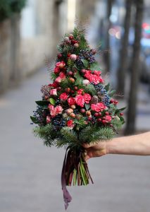 Handgebundener Weihnachtsbaum mit Sprayrosen, Beeren
