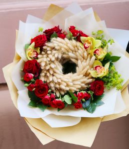 Ringstrauß mit Hasenschwänzen, roten Rosen, Orchideen