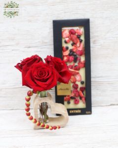 Herzförmige Holzvase mit roten Rosen, Beeren, Choco Me Schokolade