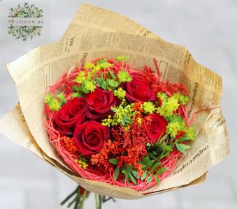 5 Red roses with 6 small flowers