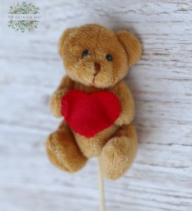 brauner Teddybär mit roter Herz an einem Stiele