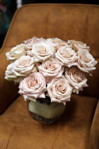 23 Sandfarbige Rose im Glaswürfel