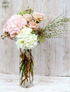 Moderner pastellfarbener Blumenstrauß mit Rosen und Hortensien in Zylindervase