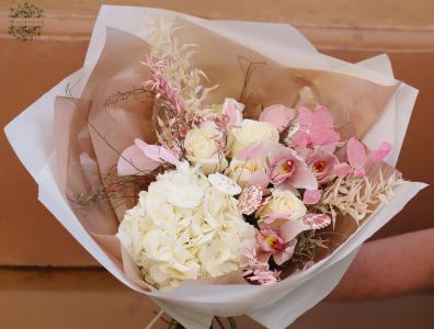 Pasztell rózsaszín nyári csokor kagylókkal, orchideával
