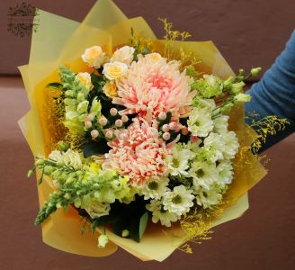 Großer Sommerstrauß in cremigen Gelbtönen