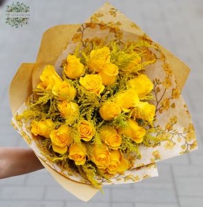 20 gelbe Rosen mit kleinen gelben Blüten