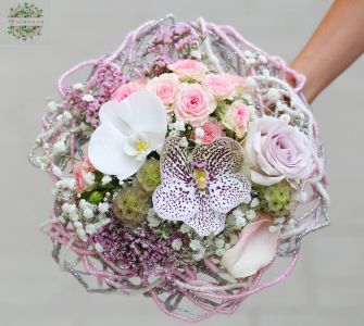 Kleiner handgemachter Strauß mit Orchideen, in einer Spaghetti Wollkordel Bouquetbasis