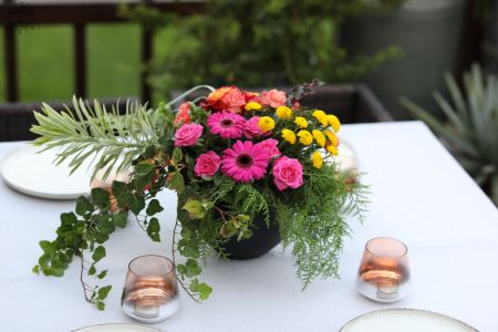 Hochzeits-/Event-Tischdekoration mit intensiven Sommerfarben, im Keramiktopf (Novotel Budapest) (Rosa, Gelb, Orange, Rose, Nelke, Gerbera)