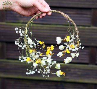 Moderner Drahtreifenstrauß mit luftigen Blüten (weiß, gelb, Schleierkraut, Orchidee, Ornithogalum)