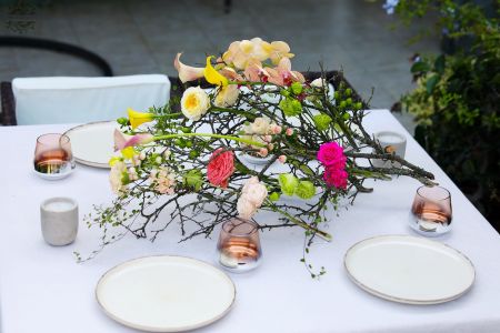 Natürliche rustikale Hochzeitstischdekoration mit Sommerfarben (bunt, Orchidee, Calla, Englische Rose, Lisianthus)
