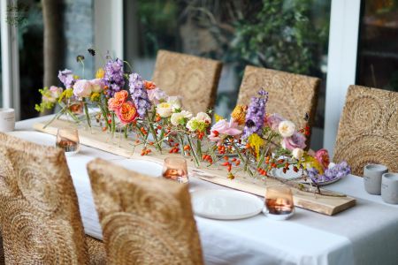 Modern fiolás esküvői rendezvény asztaldísz fa lapon (levendula lila, narancs, pasztell sárga, angol rózsa, delphinium, leucospermum)