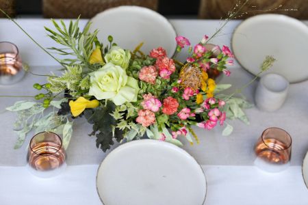 Félhold formájú asztaldísz mandarin - zöld színben (rózsa, hortenzia, kála, leucospermum, szegfű,narancs, rózsaszín, sárga, zöld)