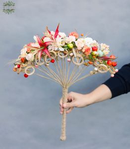 Fächerförmiger Brautstrauß mit Bambusringen (Pfirsich, Orange, Amaryllis, Sprayrose, Nelke, Johanniskraut)