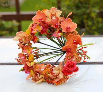 Moderner Brautstrauß, in Ringform, mit Orchideen (Phalaenopsis, Cymbidium, Freesie, Santini, Sprührose, Orange)