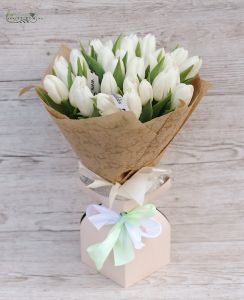 30 szál fehér tulipán papírvázával