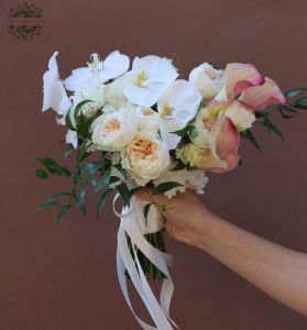 Modern menyasszonyi csokor peónia virágú angol rózsával, kálával, orchideával , liziantusszal (krém, fehér, rózsaszín)