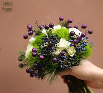 Téli bogyós menyasszonyi csokor (bokros rózsa, zöld török szegfű, fehér, zöld)