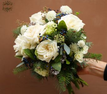 Fehér rózsás téli menyasszonyi csokor reflexelt (kihajtott szirmú) rózsákkal