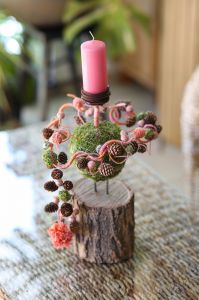 pinke Kerzendekoration auf Holzscheibe (46 cm)