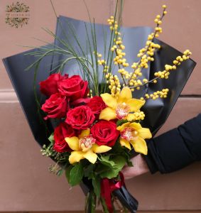 Vörös rózsa csokor orchideával, ilex bogyóval