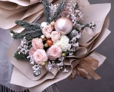 Kis csokor bokros rózsával, gömbökkel és havas ággal