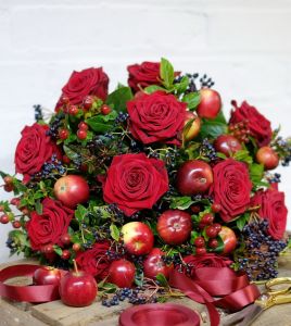 Strauß mit roten Rosen, Äpfeln und Beeren