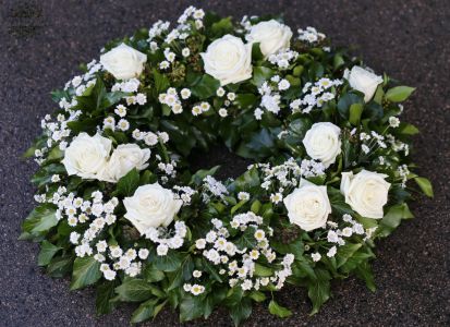 Koszorú fehér rózsákkal és santini krizantémmal ( 55 cm)