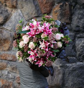 Óriás rózsaliliomos csokor viburnummal, halvány rózsaszín rózsával 