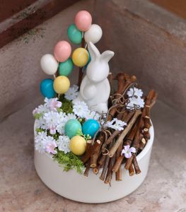 nyuszis asztaldísz fehér virágokkal és színes tojásokkal (23,5cm)