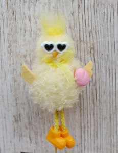 Hähnchen mit Sonnenbrille am Spieß