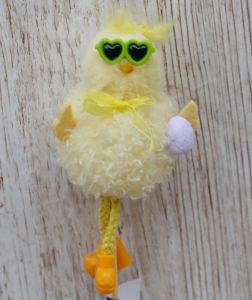 Hähnchen mit Sonnenbrille am Spieß