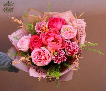 Handgebundener Strauß mit Pfingstrose und pfingstrosenblühenden englischen Rosen