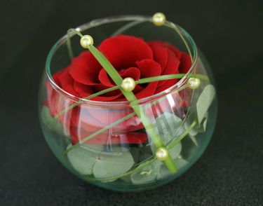 small round vase with a red rose (13cm)