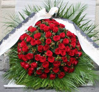 standing wreath with 60 red roses and 25 hypericum (1,1m)