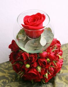 flowerball of spray red roses, with glass ball (20cm)