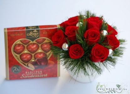 ezüst gömbös dísz 12 rózsával, selyemfenyővel , szamos szívvel