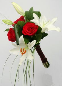 5 red roses with oriental lilies