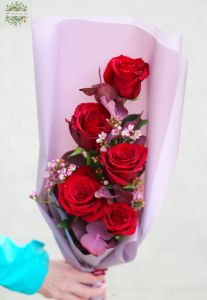 5 rote Rosen mit kleinen Blüten und farbigem Eukalyptus