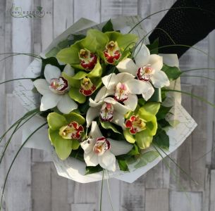fehér - zöld orchidea csokor bogyókkal (10 szál)