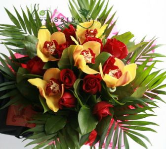 rote Rosen mit gelben Orchideen (15 Stämme)