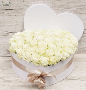 Szív doboz 50 szál fehér rózsával 
