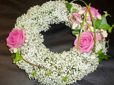 small gypsophylla wreath with roses (27cm)