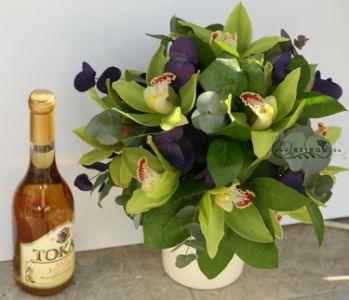 green orchid centerpiece with tokaji aszu