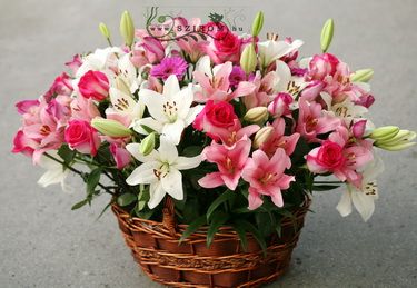 riesigen Korb mit asiatischen Lilien und Rosen (30 Stämme)
