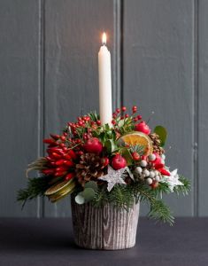 centerpiece with a candle and berries (20cm)