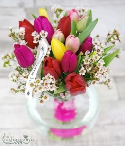 15 szál tulipán apró virágokkal, üveggömbben