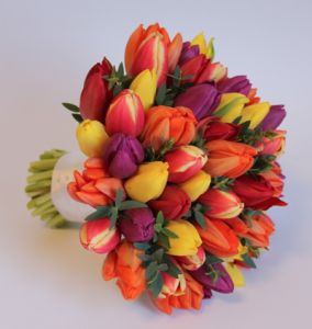 50 Tulpen in einem engen Strauß