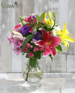 Sommerstrauss mit  Lilien, in der Vase (11 Stämme)