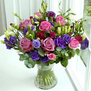 liziantusz, rózsa, mini szegfű vázában (17 szál)